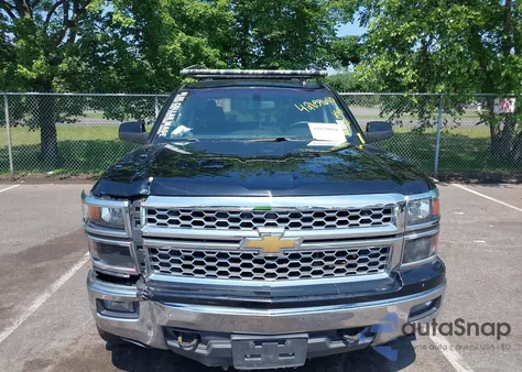 2015 Chevrolet Silverado 1500 z USA, uszkodzony, nr VIN 3GCUKREC8FG221711
